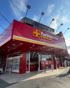 Farmacêutica atendendo cliente com atenção e cuidado