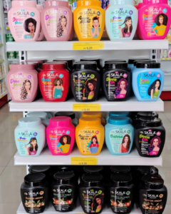 Interior espaçoso e organizado da Farma & Cia Popular
